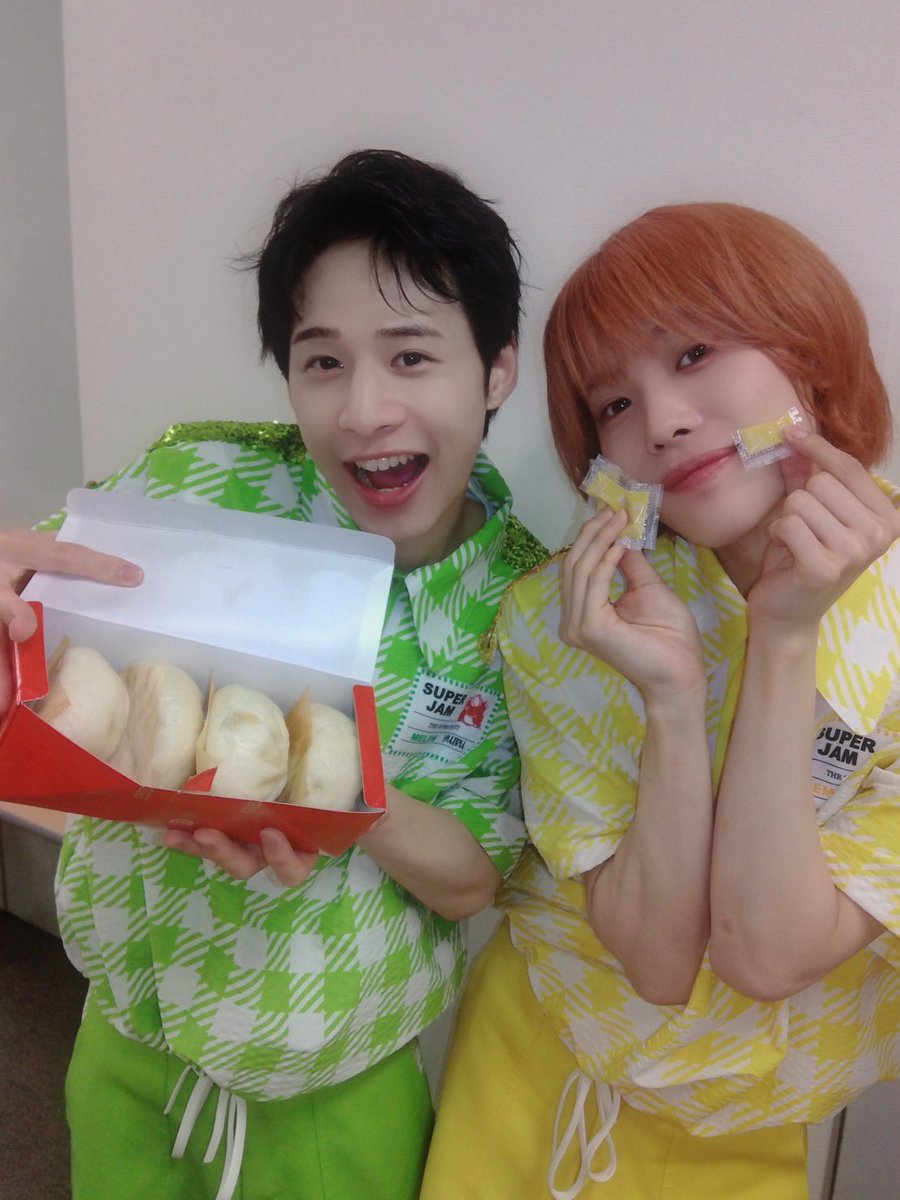 supafuru_info's tweet photo. MEMBER PRODUCE OFF SHOT
￣￣￣￣￣￣￣￣￣￣￣￣￣￣￣
《 in OSAKA 》
今日は差し入れになんと、551の豚まんを頂きました！

🍋星野｢必ずからしを付けます！｣
🍈堀内 ジャンケンに勝利し2つ食べてました。この後別で晩御飯も食べるみたいです。

#GOGOスパフル
#ジャンケンに負けたのは田倉阿部 https://t.co/2Pr4i9incc