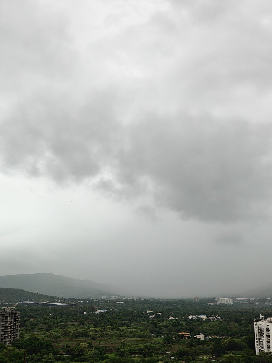 swwapnil_ghule's tweet photo. Finally! The skies have opened up again. 🌧️

#PuneRains 
#Cloudchasing 
#Pune https://t.co/rMIIGray9v