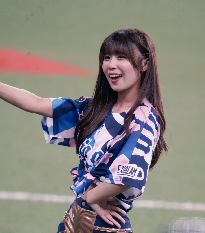 311kei1's tweet photo. @NANA_BsG_398 🐵💛お疲れさまでした🐟️🐟️
とにかくアツかったねー、気温がw
⚾️悔しいというか残念〜
4回、来田選手の好捕が、、
7️⃣とリバース7️⃣からの💛!って鮮やか〜コレオ?/NANAさん👍️
#BsGravity #BsGirls #Bs2026 #avex
(遮るものをよけて) オリ姫ユニのNANAさん https://t.co/WD5LzFQBhi