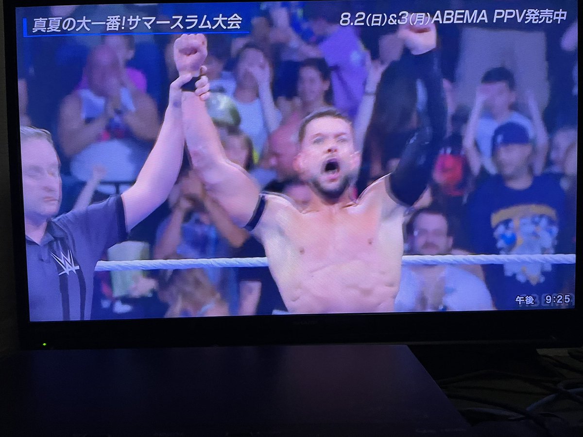 tsob2011's tweet photo. ショットガン・ドロップキックからの
クーデグラ2連発！
フィン・ベイラーが勝ち！！
#アベマでWWE https://t.co/XApjxrdWmD