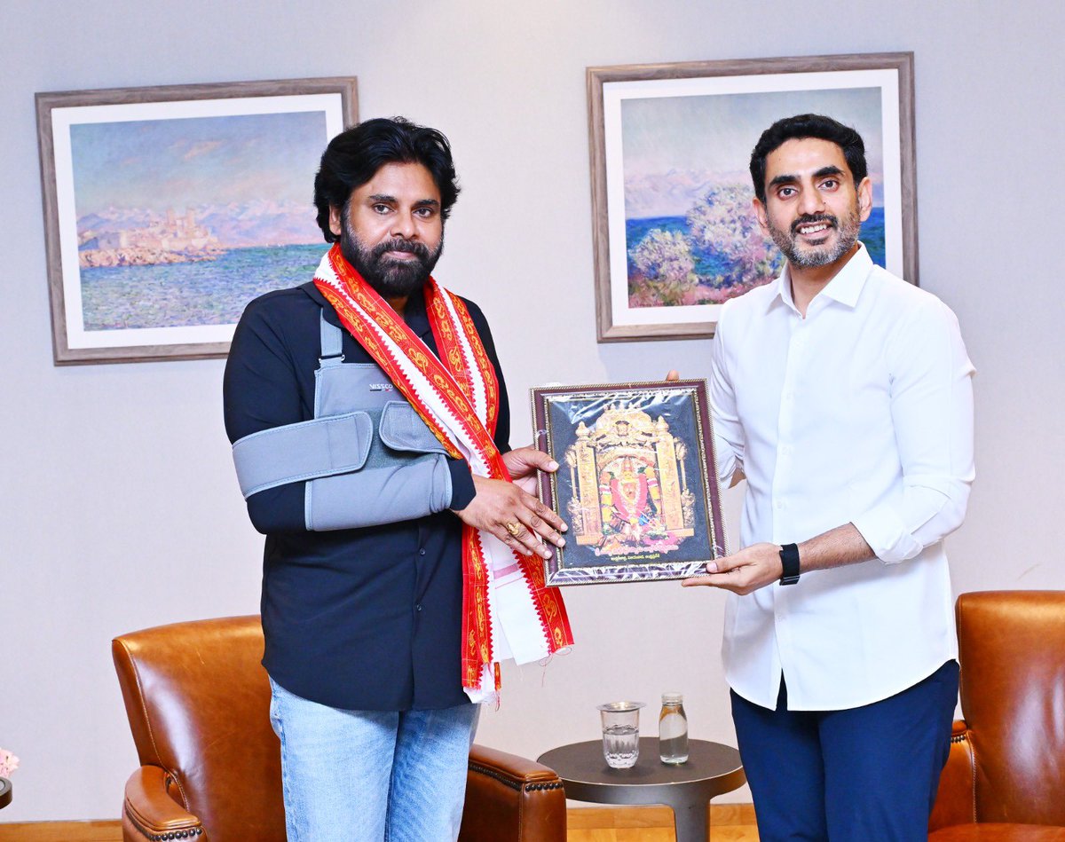 APDeputyCMO's tweet photo. ఉప ముఖ్యమంత్రి శ్రీ ప‌వ‌న్ క‌ళ్యాణ్‌ గారిని ప‌రామ‌ర్శించిన ఐటీ, విద్యాశాఖ మంత్రి శ్రీ నారా లోకేష్ గారు

కుడి భుజానికి శస్త్రచికిత్స చేయించుకున్న రాష్ట్ర ఉప ముఖ్యమంత్రి శ్రీ @PawanKalyan‌ గారిని విద్య‌, ఐటీ శాఖ‌ల మంత్రి శ్రీ @naralokesh గారు ప‌రామ‌ర్శించారు. హైదరాబాద్ లోని శ్రీ ప‌వ‌న్ క‌ళ్యాణ్ గారి నివాసానికి శ‌నివారం సాయంత్రం వెళ్లిన శ్రీ లోకేష్‌ గారు విజయవాడ కనకదుర్గమ్మ చిత్రపటం, ప్రసాదం అందించి త్వరగా కోలుకోవాలని ఆకాంక్షించారు. భుజానికి అయిన గాయం, శ‌స్త్ర చికిత్స గురించి తెలుసుకున్నారు. వైద్యుల సూచ‌న‌లు పాటించాల‌ని కోరారు.