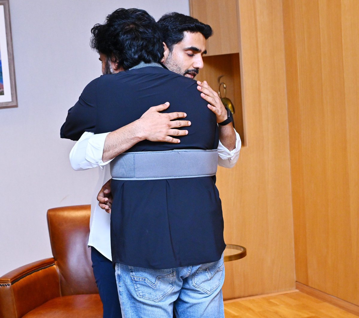 APDeputyCMO's tweet photo. ఉప ముఖ్యమంత్రి శ్రీ ప‌వ‌న్ క‌ళ్యాణ్‌ గారిని ప‌రామ‌ర్శించిన ఐటీ, విద్యాశాఖ మంత్రి శ్రీ నారా లోకేష్ గారు

కుడి భుజానికి శస్త్రచికిత్స చేయించుకున్న రాష్ట్ర ఉప ముఖ్యమంత్రి శ్రీ @PawanKalyan‌ గారిని విద్య‌, ఐటీ శాఖ‌ల మంత్రి శ్రీ @naralokesh గారు ప‌రామ‌ర్శించారు. హైదరాబాద్ లోని శ్రీ ప‌వ‌న్ క‌ళ్యాణ్ గారి నివాసానికి శ‌నివారం సాయంత్రం వెళ్లిన శ్రీ లోకేష్‌ గారు విజయవాడ కనకదుర్గమ్మ చిత్రపటం, ప్రసాదం అందించి త్వరగా కోలుకోవాలని ఆకాంక్షించారు. భుజానికి అయిన గాయం, శ‌స్త్ర చికిత్స గురించి తెలుసుకున్నారు. వైద్యుల సూచ‌న‌లు పాటించాల‌ని కోరారు.