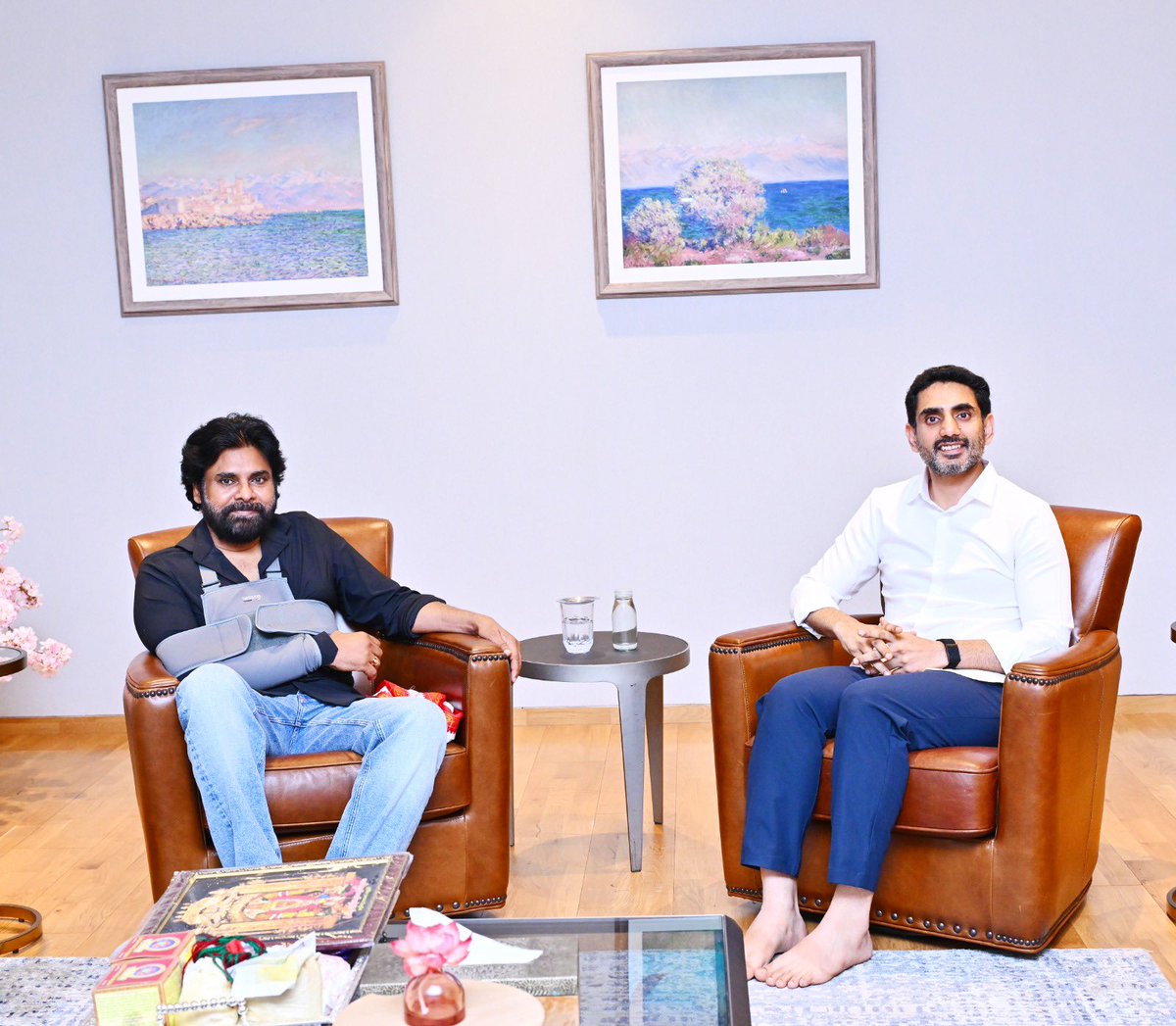 APDeputyCMO's tweet photo. ఉప ముఖ్యమంత్రి శ్రీ ప‌వ‌న్ క‌ళ్యాణ్‌ గారిని ప‌రామ‌ర్శించిన ఐటీ, విద్యాశాఖ మంత్రి శ్రీ నారా లోకేష్ గారు

కుడి భుజానికి శస్త్రచికిత్స చేయించుకున్న రాష్ట్ర ఉప ముఖ్యమంత్రి శ్రీ @PawanKalyan‌ గారిని విద్య‌, ఐటీ శాఖ‌ల మంత్రి శ్రీ @naralokesh గారు ప‌రామ‌ర్శించారు. హైదరాబాద్ లోని శ్రీ ప‌వ‌న్ క‌ళ్యాణ్ గారి నివాసానికి శ‌నివారం సాయంత్రం వెళ్లిన శ్రీ లోకేష్‌ గారు విజయవాడ కనకదుర్గమ్మ చిత్రపటం, ప్రసాదం అందించి త్వరగా కోలుకోవాలని ఆకాంక్షించారు. భుజానికి అయిన గాయం, శ‌స్త్ర చికిత్స గురించి తెలుసుకున్నారు. వైద్యుల సూచ‌న‌లు పాటించాల‌ని కోరారు.