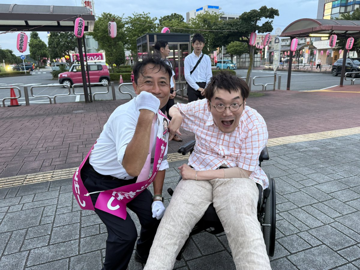 skyfarm1229's tweet photo. あきる野市議会議員選挙、「ヤギハシたけし」さんの応援に秋川駅前へ行ってきました。

あきる野市には以前、障がい者用貸切風呂のある温泉施設「瀬音の湯」を訪れたこともあり、私にとってもご縁のあるまちです。

ヤギハシさんは、街を歩きながら出会った市民の声に足を止め、ときには1時間もじっくり話を聴く人です。

「議員は先生ではない。市民の声を市政に届ける『拡声器』なんだ」

私は、政治の原点は対話だと思っています。
声の大きい人だけではなく、声を上げにくい人、困りごとを抱えながらも言葉にできずにいる人の声に耳を傾け、政治につなげていく。

その「血の通った対話」ができるのが、ヤギハシたけしさんです。

あきる野市は、豊かな自然や農業がありながら、都心にも近い「トカイナカ」としての大きな魅力があります。その魅力を守りながら、空き家を活用した居場所づくり、子育て世代への支援、高齢者の孤立をなくす取り組みなど、誰もが安心して暮らせるあきる野へ。

市民の困りごとを「スッ」と言える人が議会にいることで、政治は変わります。

あなたの声を市政に届ける「拡声器」として、ヤギハシたけしさんを働かせてください！

#あきる野市議会議員選挙
#ヤギハシたけし
#れいわ新選組
#天畠大輔