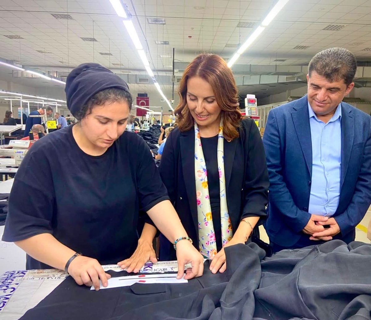 Av_Sibel33's tweet photo. 📍#Tarsus
Tarsus’umuzun üreten, istihdama katkı sunan Tarsus Tekstil’i ziyaret ederek iş yeri sahibi Kemal Karahan Bey ve emektar çalışanlarımızla bir araya geldik, üretim süreçlerini yerinde inceledik, taleplerini not aldık; çözümü noktasında takipçisi olacağız.
Alın teriyle üreten, şehrimize ve ülkemize katma değer sağlayan iş insanlarımız, #TürkiyeYüzyılının en büyük gücüdür.
Nazik misafirperverliği için Kemal Bey’e teşekkür ediyor, bereketli ve hayırlı işler diliyorum
#Mersin
#AkParti