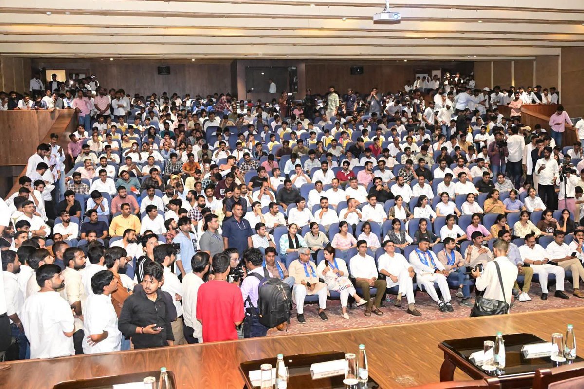 MLA_Virendra's tweet photo. आज देश में नेता प्रतिपक्ष श्री राहुल गांधी जी की छात्रों के लिए मुहिम "छात्रों की गूंज" के तहत आयोजित छात्र संविधान सभा में आदरणीय श्री सचिन पायलट जी नेता प्रतिपक्ष श्री टीकाराम जूली जी NSUI के राष्ट्रीय अध्यक्ष श्री विनोद जाखड़ जी एवं साथी विधायकों के साथ शामिल हुआ।। https://t.co/cmd3fiYGuM