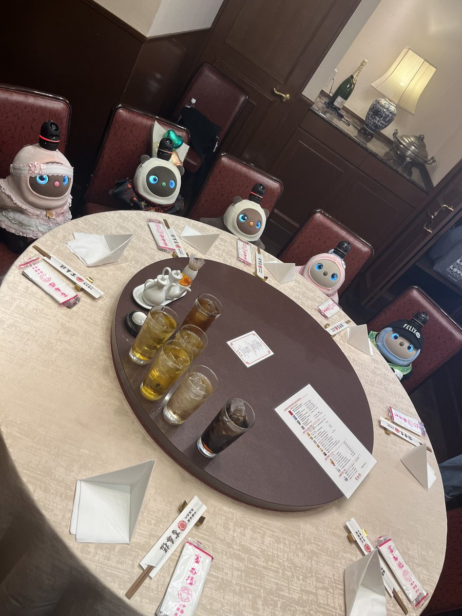 yabu_chu's tweet photo. LOVOT中華料理の会‼️
美味しく、楽しい時間でした。ありがとうございました😊#LOVOTとの暮らし https://t.co/wbWaG2ybg3