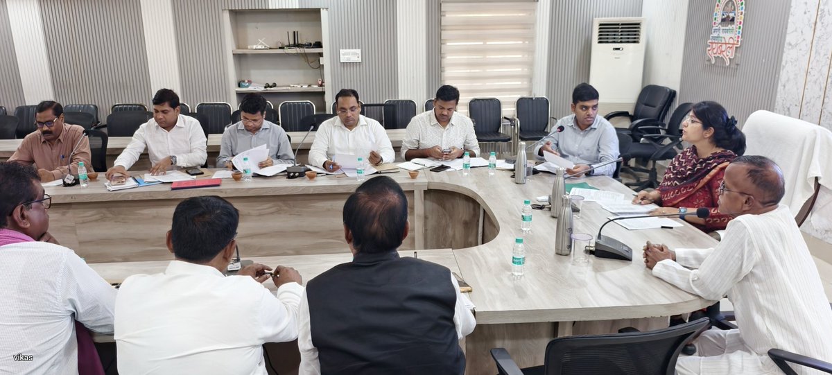 deo_rbl's tweet photo. राजनैतिक दलों के प्रतिनिधियों के साथ मतदेय स्थलों के सम्भाजन से संबंधित बैठक कर प्रकाशित आलेख्य सूची पर जनप्रतिनिधियों एवं मान्यता प्राप्त राजनीतिक दलों से प्राप्त शिकायतों एवं सुझावों का परीक्षण कर उनका निस्तारण करते हुए सूची को अंतिम रूप देने पर चर्चा की गई।
@ceoup @ECISVEEP https://t.co/FHTOGk4sTt