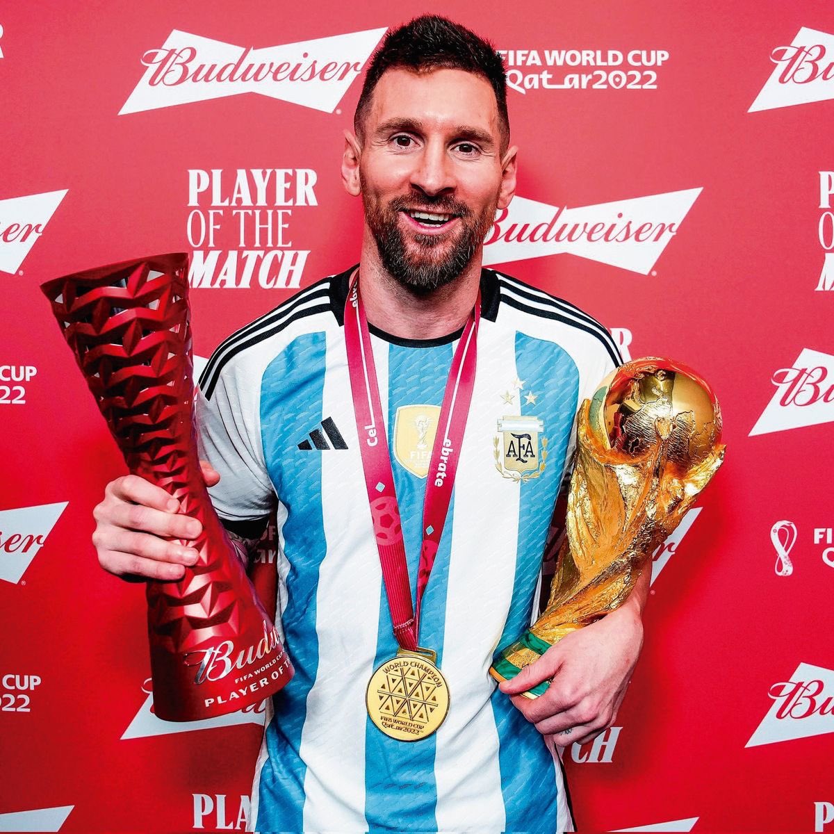Tobs_fc's tweet photo. His hands were so full that he forgot his golden ball award with his son on this day. 😭 https://t.co/piHgJy9OXd
