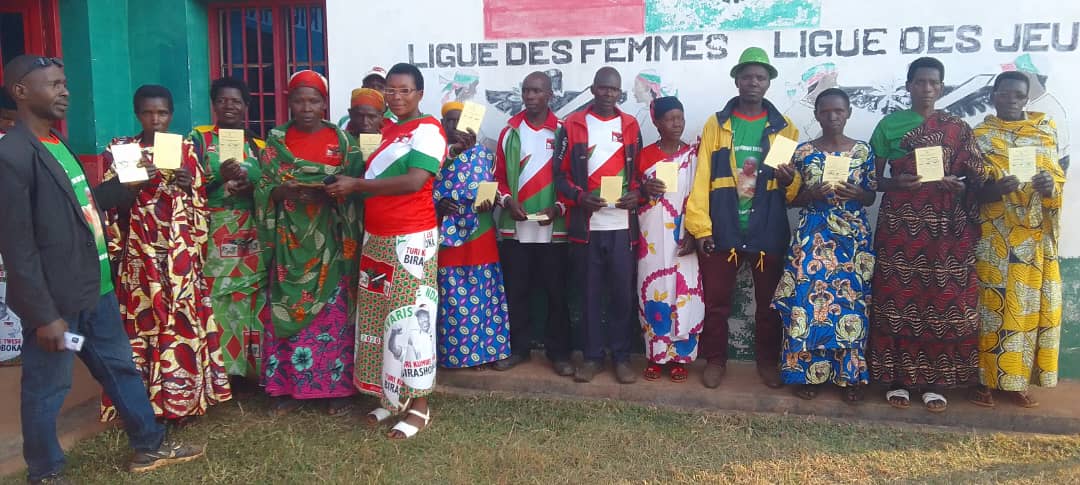 CnddFddGitega's tweet photo. #Gitega | #KIGANDA  🇧🇮Imiryango 80 y'amikoro make yo muri zone #Renga, komine #Kiganda, yaronkejwe amakarata yo kwivurizako (CAM), atanzwe n'Umunyamabanga w'Umugambwe #CNDDFDD muri iyo zone ari kumwe n'abo basangiye uburongozi. https://t.co/ocN5ktyhrt
