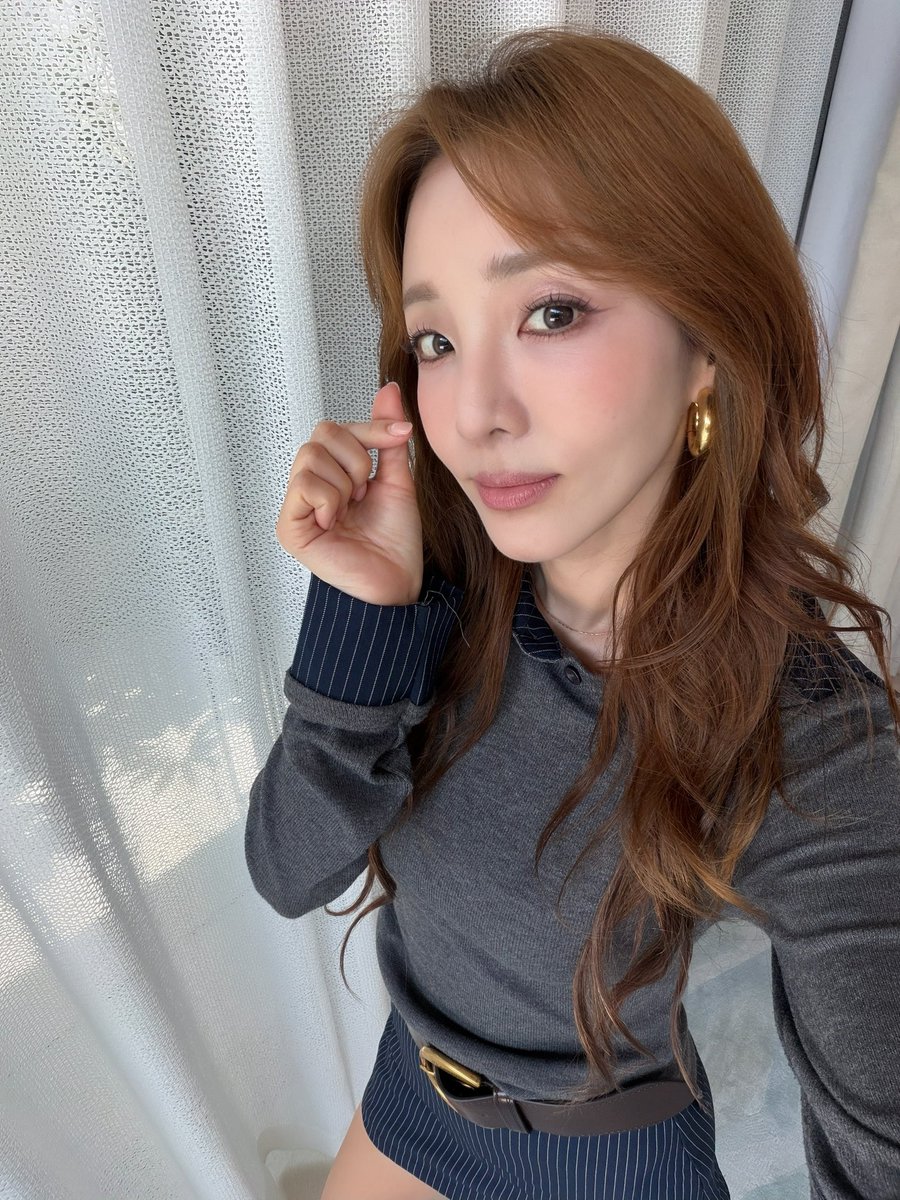 krungy21's tweet photo. Singapore, thank you for giving me so many meaningful moments to take home. 🧡
From meeting the press and spending time with my longtime fans to being part of such a meaningful visit, every moment reminded me how powerful kindness and connection can be. 💙 
Thank you to everyone who made this trip so special. Until we meet again. 🇸🇬🤍