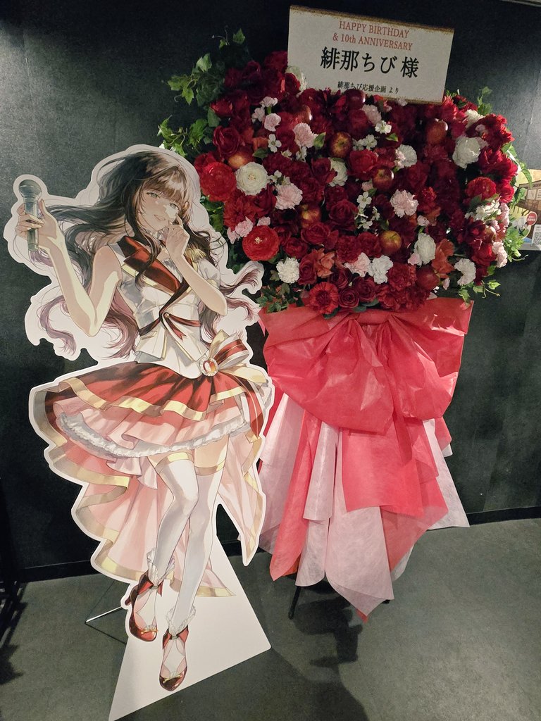 arousal0627's tweet photo. #ルビーの軌跡 #ちび子へ
有志のファン一同による応援企画として、緋那ちびさんの10th Anniversary＆Birthday Live【ルビーの軌跡】に向けた等身パネルを制作しました！✨

今回のイラストはティーカ様（@teaka_milk）にご依頼させていただきました。

明るく華やかな雰囲気がとても素敵で、まるでステージの上で光を浴びながら輝いているように感じました✨

表情や衣装の細かな部分まで丁寧に描いていただき、キラキラとしたアイドルらしい魅力がより伝わってくる、素敵なイラストに仕上げていただきました！

ティーカ様、素敵なイラストを描いていただき、本当にありがとうございました！

そして改めまして、緋那ちびさん、10周年＆お誕生日おめでとうございます！🎉🎂✨
素晴らしいライブとなった【ルビーの軌跡】で、このような形でお祝いを届けることができて嬉しく思います🍎❤️