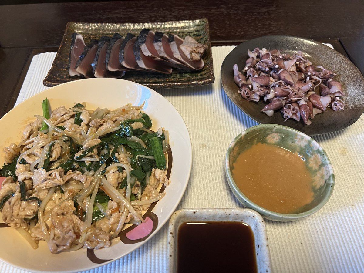 shinchan777dayo's tweet photo. 今夜も魚中心のヘルシーメニュー🤤🤤

#カツオのたたき
#ホタルイカ
#ニラともやしと豚肉のニンニクオイスター炒め https://t.co/U2edKPryCT