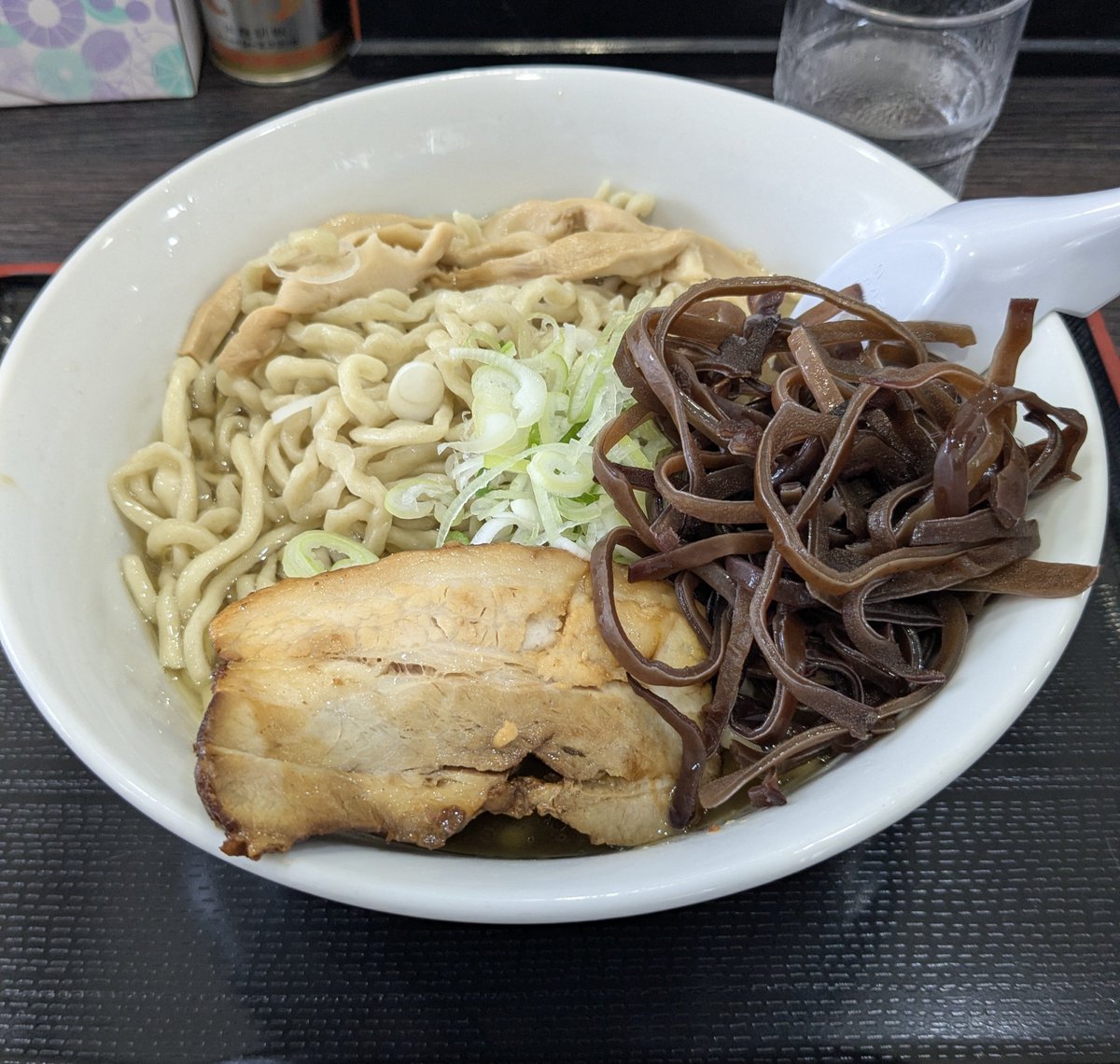 datehiromin's tweet photo. らーめん200グラム+きくらげ

2週間ぶりのはずだけど、1ヶ月も食べてないように感じるのはなぜ？

今日も美味しくいただきました！
お心遣いありがとうございます🙇

ご馳走様でした😊

#自家製太麺渡辺 https://t.co/kVuqK6OzER