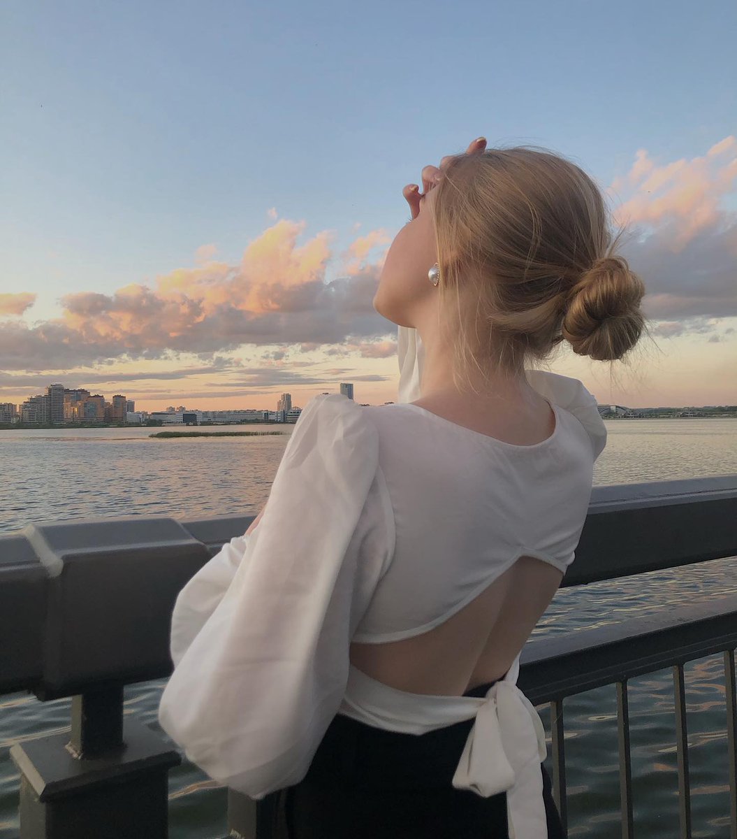 1Sarah_Mitchell's tweet photo. The setting sun, the lake breeze, and the light—just right https://t.co/KHvH1o9F53