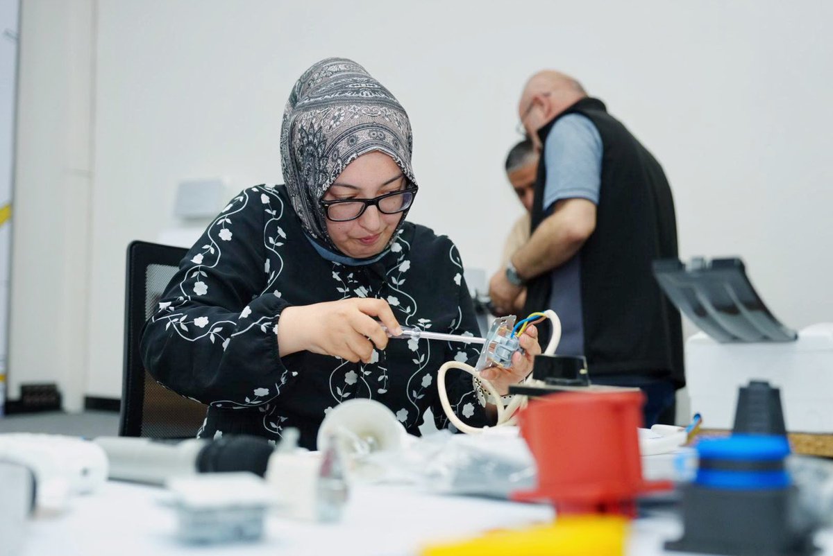 tevfikgoksu's tweet photo. Esenler Belediyesi olarak hayata geçirdiğimiz Kendi Evinin Ustası Ol projemizle hemşehrilerimize elektrik, sıhhi tesisat, kombi bakımı ve iş sağlığı ve güvenliği alanlarında uygulamalı eğitimler verdik.

Bugün de bu eğitimleri başarıyla tamamlayan kursiyerlerimizin sertifika heyecanına ortak olduk.

Kendi işini kendi yapabilen, üreten ve öğrenmeye devam eden her bir hemşehrimizi gönülden tebrik ediyor; aldıkları bu eğitimin ailelerine ve hayatlarına bereket katmasını diliyorum.