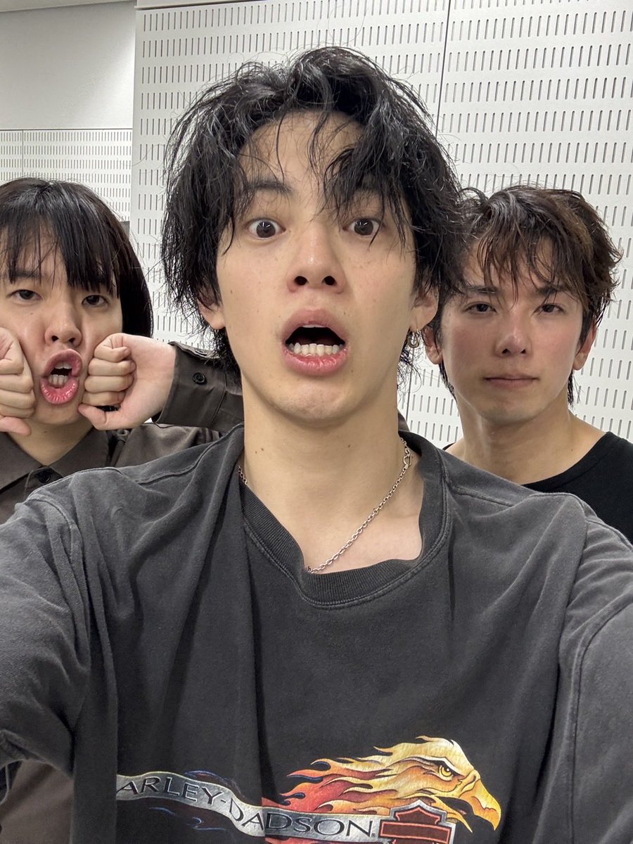 monaki_official's tweet photo. 一昨日30歳になりましたケンケンです🗡️
本日は「コカ･コーラ SUMMER FES 音楽LIVE」に出演させていただきました！
夏ですね☀️
本当に汗だくで目に入ってきて染みる染みる。
みなさん、夏バテ大丈夫ですか？
モナキは汗はかいてますが、しっかりと水分取ってますんで安心してください。
1部と2部で1曲ずつ初披露の楽曲をパフォーマンスさせていただきましたがどうでしたか？😏
TELASAのアーカイブを見返して反省会です…

夏は始まったばかりですがモナキと一緒に乗り越えましょ〜

先日頂いたTシャツを早速着ました🏍️

では！

#モナキの日常
#山本さん日記始めました
#サマフェス2026