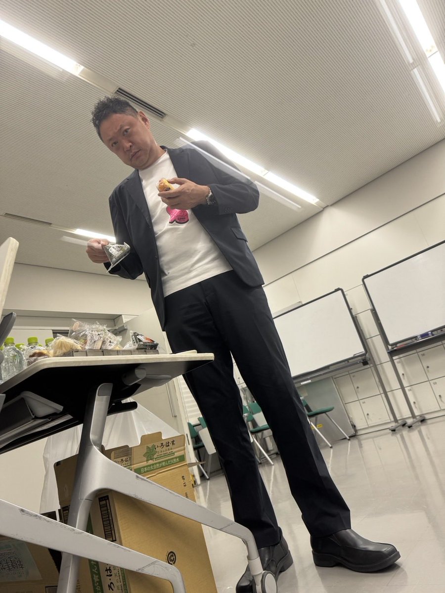 monaki_official's tweet photo. 一昨日30歳になりましたケンケンです🗡️
本日は「コカ･コーラ SUMMER FES 音楽LIVE」に出演させていただきました！
夏ですね☀️
本当に汗だくで目に入ってきて染みる染みる。
みなさん、夏バテ大丈夫ですか？
モナキは汗はかいてますが、しっかりと水分取ってますんで安心してください。
1部と2部で1曲ずつ初披露の楽曲をパフォーマンスさせていただきましたがどうでしたか？😏
TELASAのアーカイブを見返して反省会です…

夏は始まったばかりですがモナキと一緒に乗り越えましょ〜

先日頂いたTシャツを早速着ました🏍️

では！

#モナキの日常
#山本さん日記始めました
#サマフェス2026