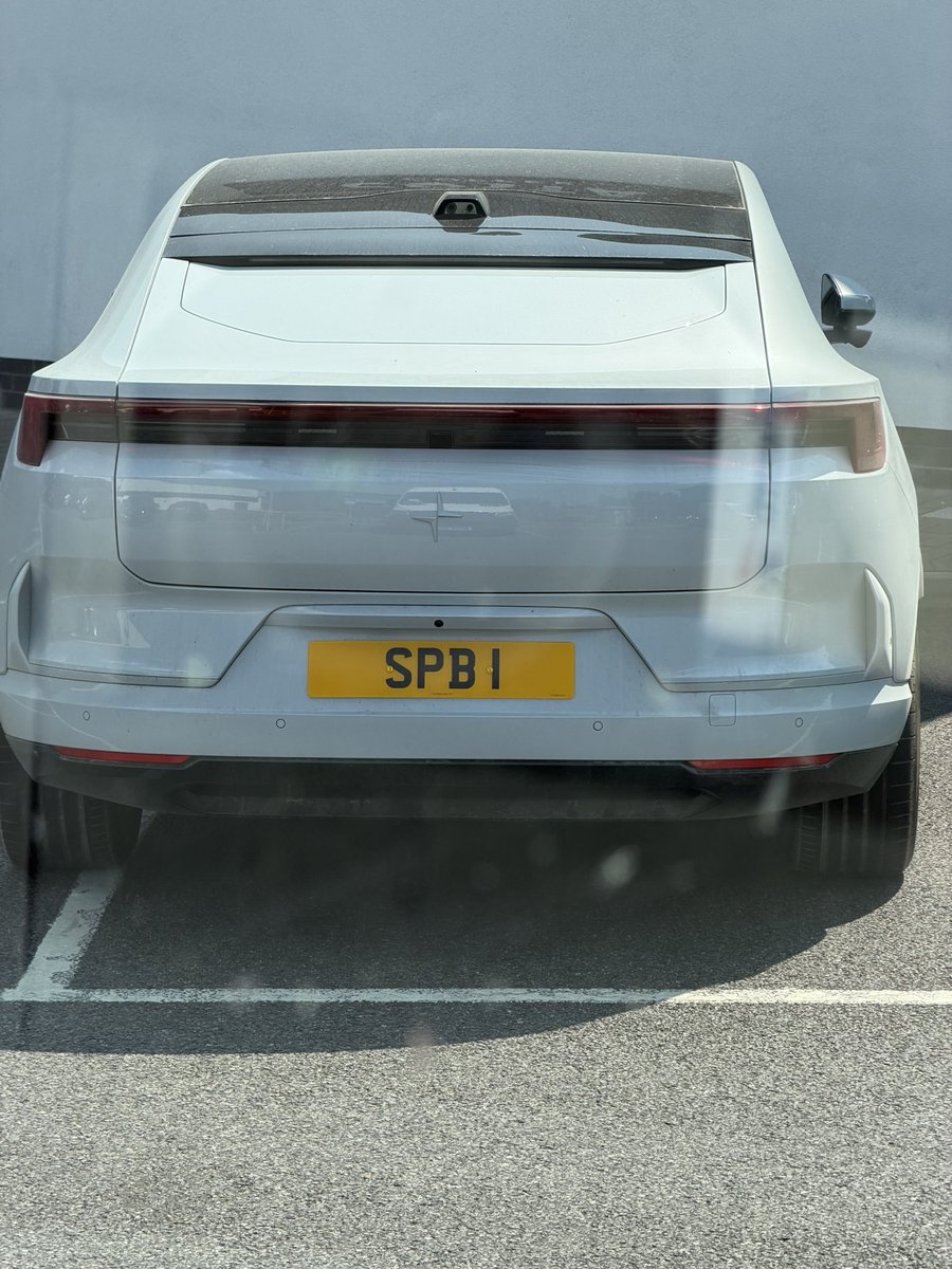 TheSanreal's tweet photo. @impongo22 Is this your car badly parked in Reading https://t.co/Mvfmuq3WDQ