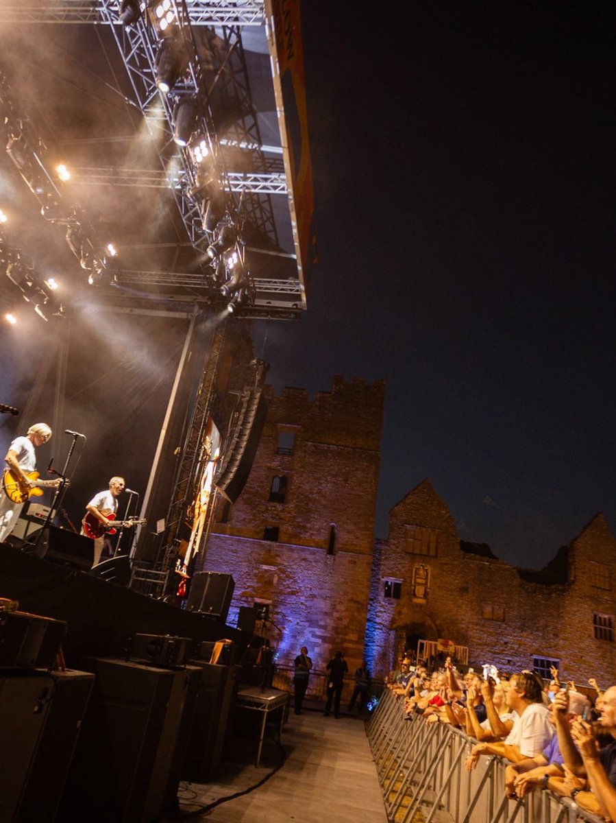 paulwellerHQ's tweet photo. One incredible summer. One final show.

Thank you, Ludlow Castle.

📸 Robin Clewley (@robinscamera) https://t.co/Q3xhhLgQuO