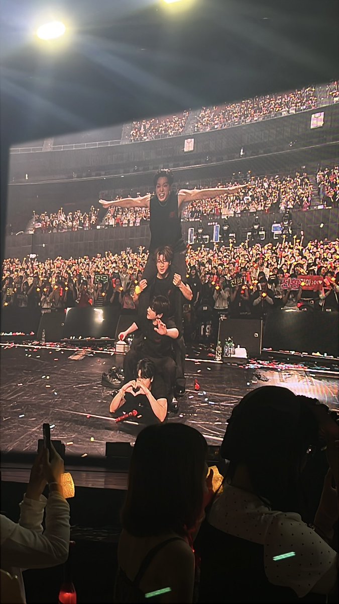 just_an_iKONIC's tweet photo. New iKON POSE 😂😂 https://t.co/DcXcqE0Gri