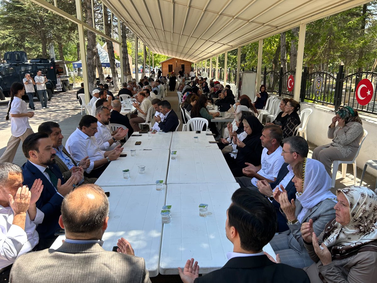 kbbmustafaak's tweet photo. 15 Temmuz hain darbe girişimi gecesinde FETÖ’ye geçit vermeyerek kahramanca mücadele eden Şehit Polis Memurları Köksal Kaşaltı ve Demet Sezen için Karşıyaka Mezarlığı Polis Şehitliği’nde düzenlenen Mevlid-i Şerif Programı’na; AK Parti Ankara Milletvekili @OsmanGokcek_ , Keçiören Belediyesi Başkan Yardımcısı @mustafasenkb , geçmiş dönem AK Parti Keçiören İlçe Başkanı @AKadirkarapinar , MHP Keçiören İlçe Başkanı @kenanyagmurmhp , BBP Ankara İl Başkanı @HamzaKurtBBP ve TÜGŞAV Genel Başkanı (Gazi) @lokman_aylar  ile birlikte katıldık.

Aziz şehitlerimizi rahmet, minnet ve dualarla yâd ediyor; vatanımızın birliği, milletimizin istiklali ve devletimizin bekası uğruna canlarını feda eden tüm kahramanlarımıza Allah’tan rahmet diliyorum.

Ruhları şad, mekânları cennet, makamları âli olsun.