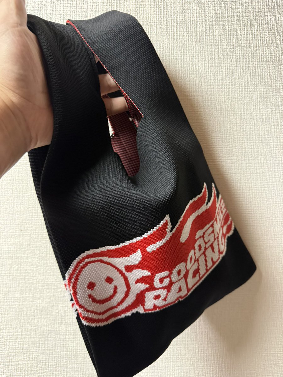 gen0914's tweet photo. 鈴鹿サーキットで表彰台に乗ると、鈴をぶら下げた鹿のトロフィーが渡されるというのは聞いたことあったんだけど、優勝でも3位でも大きさは同じで、色が違うだけだった💦

って事で、アキバCOギャラリーに行ってGSRのポップアップストアでニットトートバッグを買ってきた🛍️ https://t.co/fKEZHoBWBF