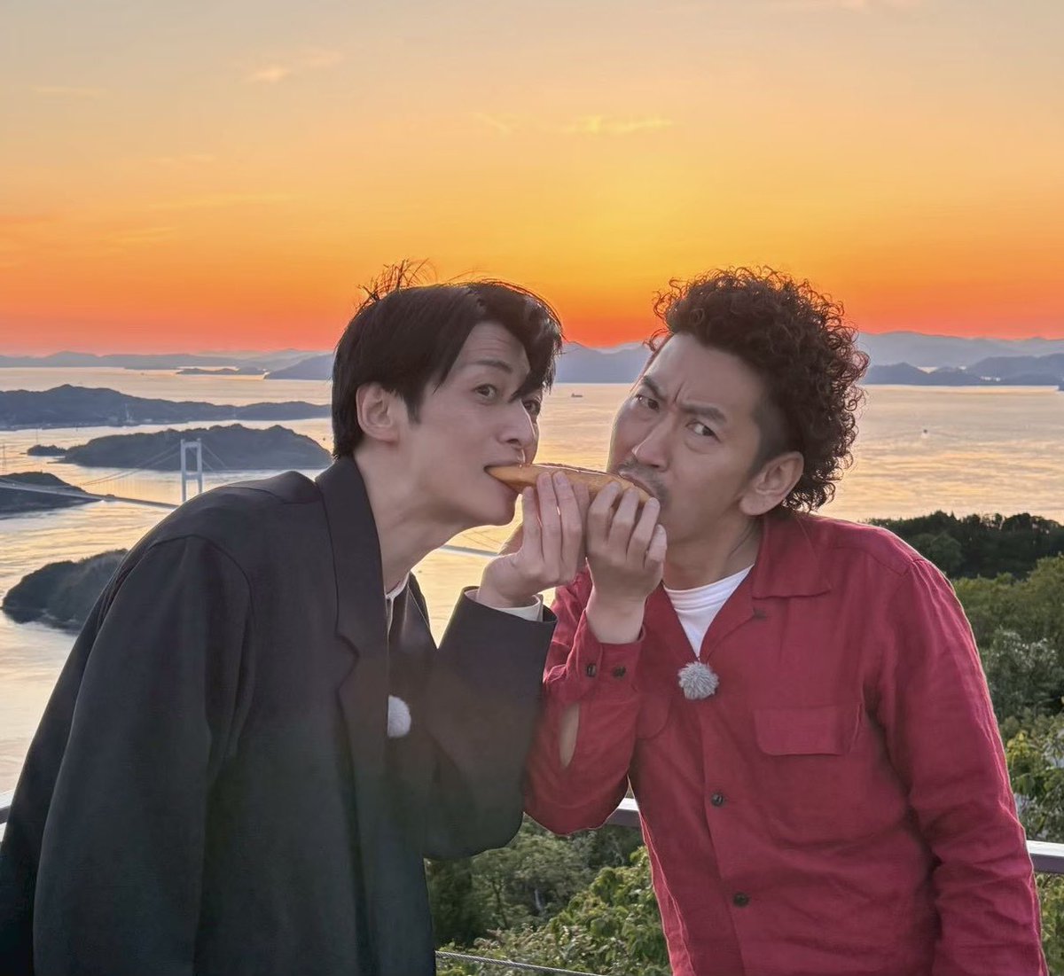 mizutanorecipe's tweet photo. 明日の #ミズレピ は…！
／
#ツートライブ さんが、
夕陽をバックに仲良くホットドッグ⁉️
＼
絶景・しまなみ街道をドライブ！

サンセットビーチでの衝撃映像や、
若手時代の思い出話など、盛りだくさん😳

綺麗すぎて合成みたいです🤣

#ミズタのレシピ #水田信二 #周平魂 #たかのり #高野真子 https://t.co/j7smuXSg3L