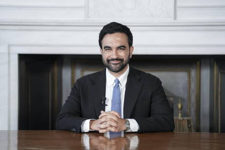 Agenzia_Ansa's tweet photo. Il sindaco di New York, Zohran Mamdani, ha dichiarato che la sua amministrazione sta valutando se arrestare il primo ministro israeliano, Benjamin Netanyahu, qualora si recasse a New York, come previsto, per l'Assemblea Generale delle Nazioni Unite a settembre, in quanto "criminale di guerra incriminato dalla Corte Penale Internazionale". #ANSA 
https://t.co/npJweXx0qE