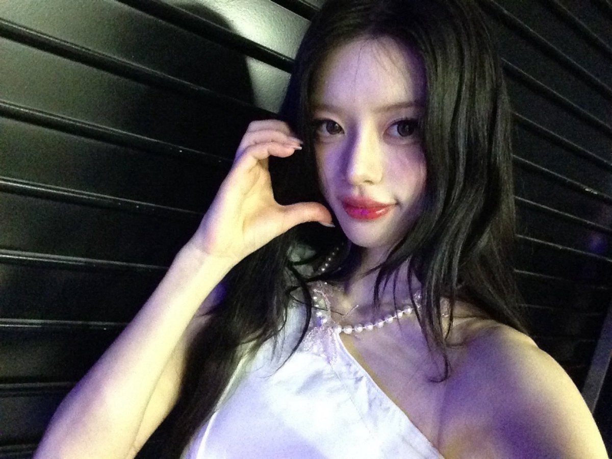 theillitnews_'s tweet photo. MINJU looks so pretty in her newly shared photos on Weverse DM.

#ILLIT #아일릿 #MINJU #민주 https://t.co/nWKqUM7PCR