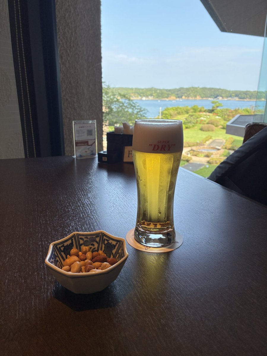 possibility8997's tweet photo. 煮詰まった時は海眺めて昼から酒入れて気晴らしするのがいい https://t.co/ZFOiLL7V48