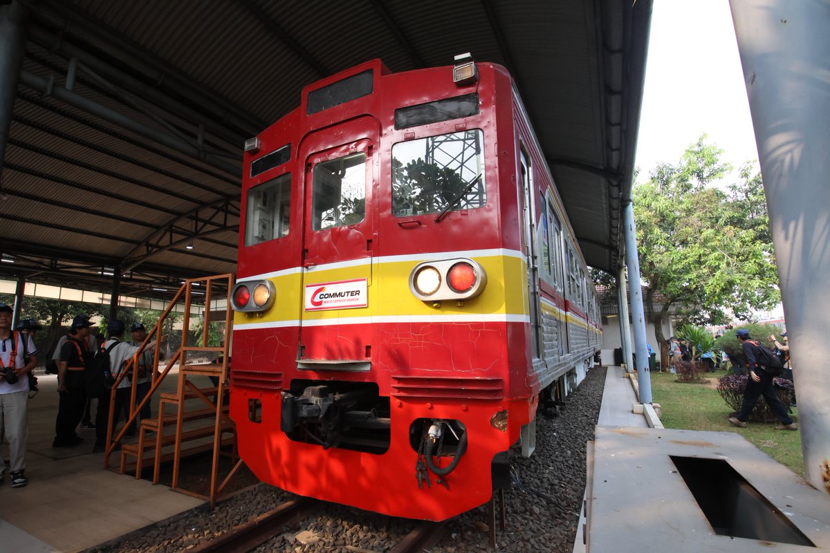 Pierre2427's tweet photo. Depok基地に入場し、まずは基地内に保存されている東京都交通局6000形6181の保存車を見学。

今回のイベントに先立ち、なんと前照灯、室内灯、ドア開閉、冷房、コンプレッサー、警笛等が復活！Depokの地で生きたHibahが蘇りました！

#DEPO_DEPOK_TOUR_EVENT https://t.co/5IHpcW1K0e
