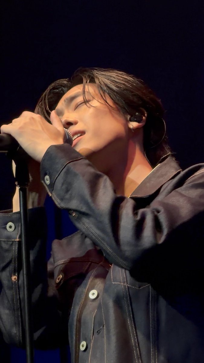 IdomNeochi's tweet photo. 取り急ぎ夜の部！歌声と生バンドの迫力、、、
#idom https://t.co/CBFzBGuZSB