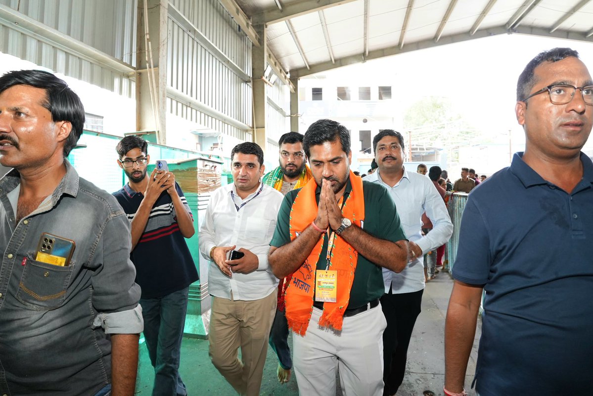 mpalwar's tweet photo. आज जयपुर संभाग की संगठनात्मक बैठक में सहभागिता करने का सौभाग्य प्राप्त हुआ। बैठक में मुख्य अतिथि के रूप में आदरणीय श्री अजय कुमार जी का प्रेरणादायी मार्गदर्शन प्राप्त हुआ।

बैठक के उपरांत, पावन श्री खाटूश्याम जी के दर्शन कर बाबा का आशीर्वाद प्राप्त किया। बाबा श्याम से अपनी विधानसभा की निरंतर उन्नति, विकास, समृद्धि एवं क्षेत्रवासियों के सुख-समृद्ध जीवन की मंगलकामना की।

📍 खाटूश्यामजी, सीकर