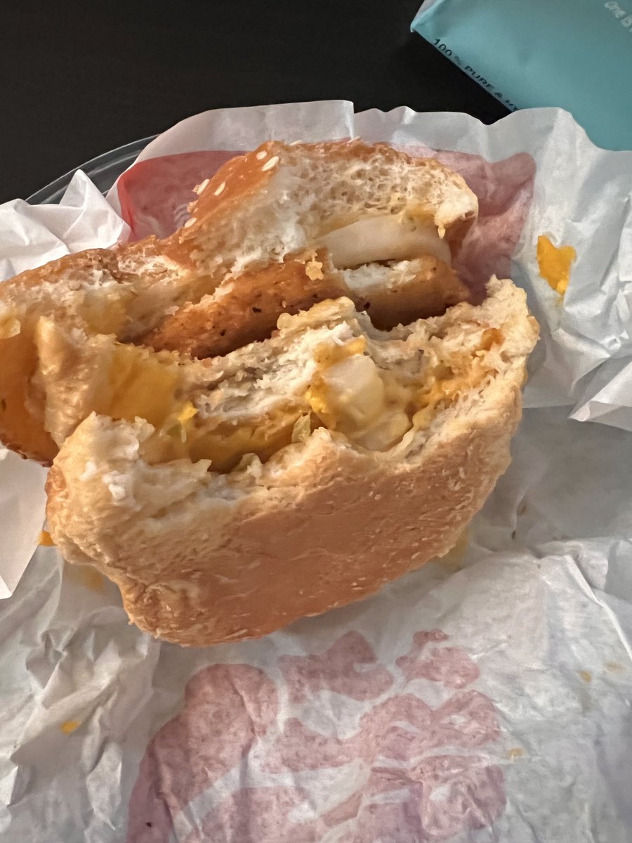altouaimi's tweet photo. @BURGERKINGKSA طلبت عن طريق تطبيقكم ووصلني الطلب خطا برجر دجاج بدال اللحم وعلب فطيرة التفاح مفتوحه https://t.co/uq7deftPXC