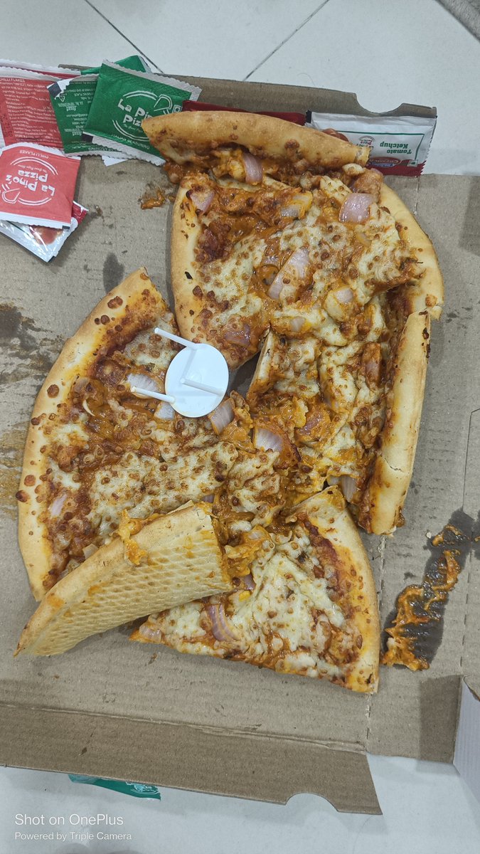 SumitBisht92's tweet photo. Received a completely spilled pizza from @Swiggy. Reported the issue at 3:55 PM, but was only directed to a chatbot and asked to wait for an email. It's now 6:10 PM without any satisfactory resolution or callback. Is this acceptable customer service?
@Swiggy @SwiggyCares https://t.co/9tO6hmBnm7