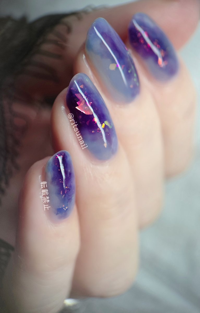 ritsunail's tweet photo. 夏の夜をイメージしたニュアンスネイル

使用ネイル
BKL・Pure chaos
PHOENIX・We Burned Bright
conatsu・nemophila
 RMK・パープルトニック
Ringo nail polish・VERY BERRY BLUE

BKLが元々フレーク入りだけどPHOENIXで追いフレーク。
日本のポリもこの位フレーク入れて欲しい。

 #セルフネイル https://t.co/Ci78tEn7YG