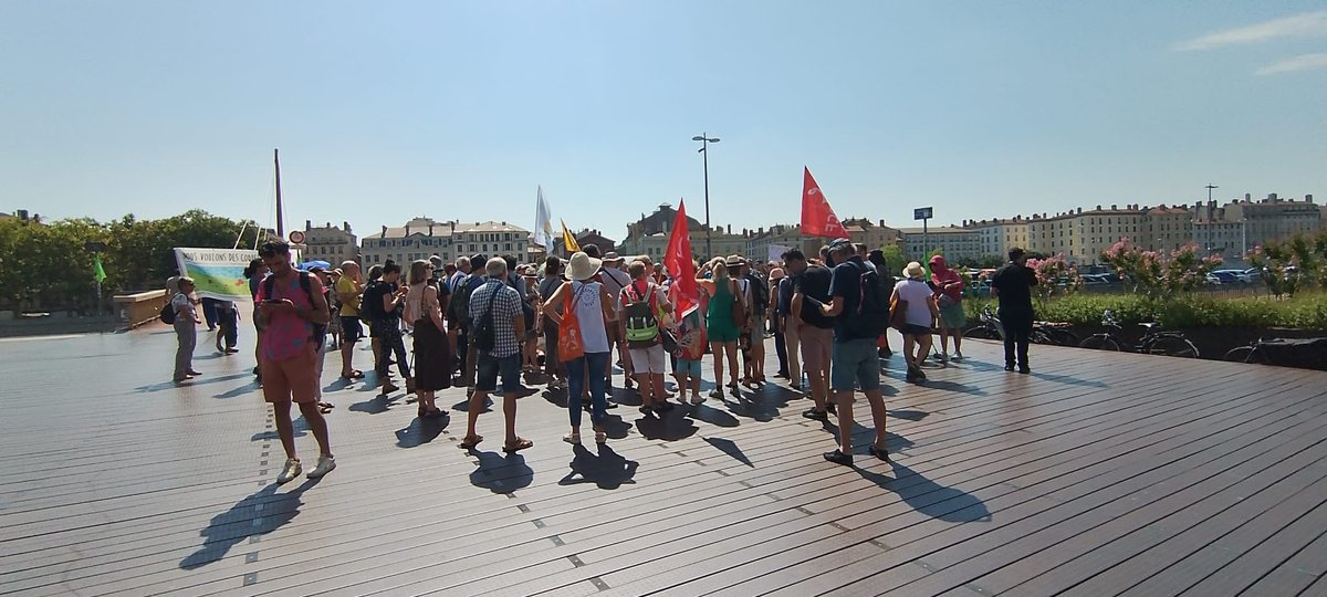 PCFRhone69's tweet photo. Contre la loi Duplomb 2 : Quand c'est non, c'est non !
La loi Duplomb, c'est notamment 
❌ Autorisation de l’acétamipride et le flupyradifurone, deux insecticides toxiques pour notre santé et l’environnement.
❌ Diminution de la protection de nos captages d’eau https://t.co/F03hwkTkCU