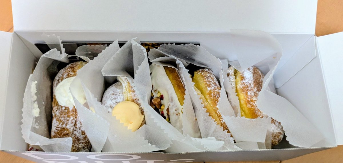 milkweed2007's tweet photo. #STANDARDDONUTS
#夜のドーナツセット
お得でした🉐 https://t.co/AWWhSGeTKU