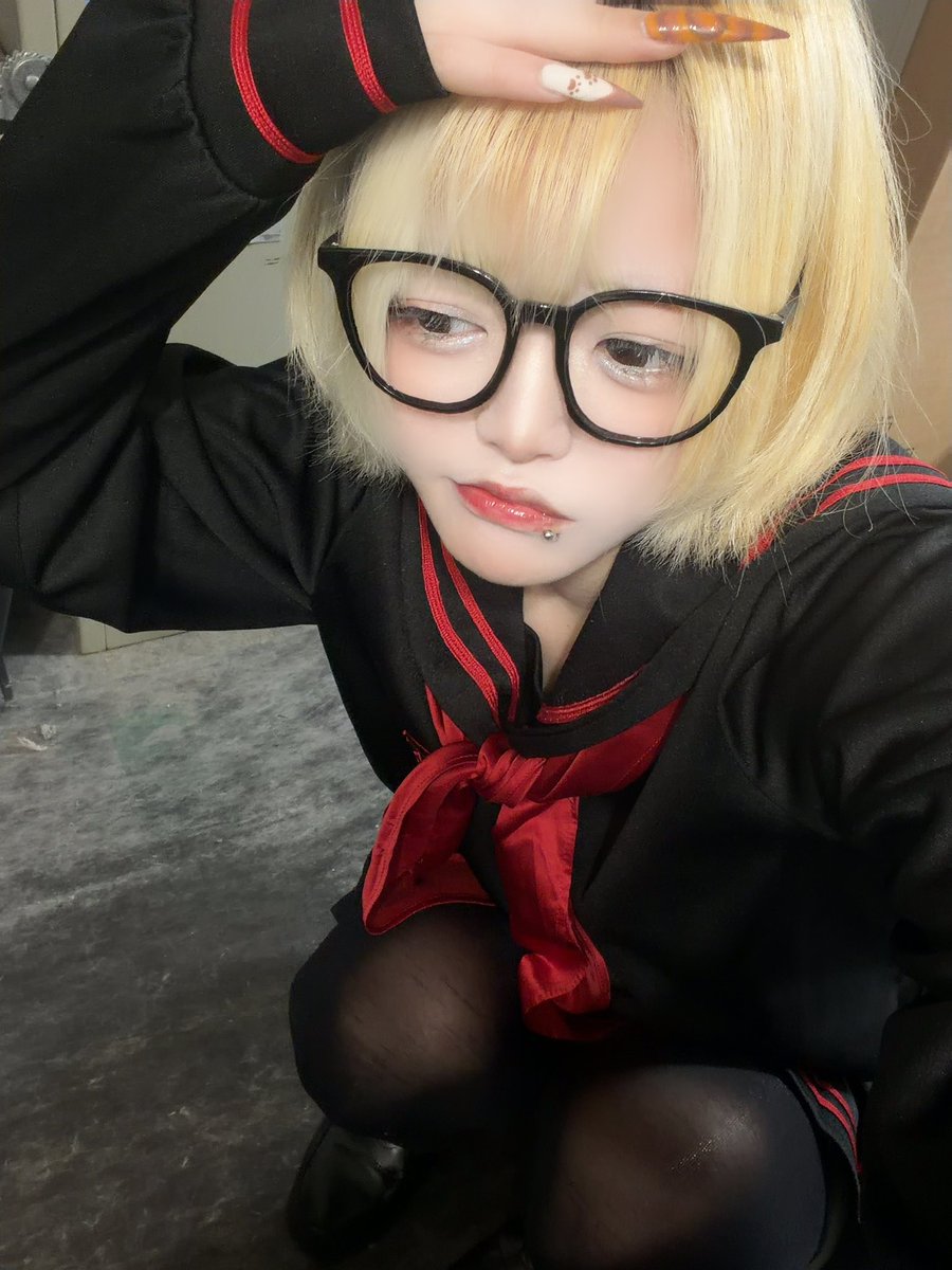 kon_unreal's tweet photo. 居ます‼️‼️

今日いつもよりビジュがいい気がしてます‼️気だけ🐱

セーラー服はやっぱ黒赤が可愛いよね〜🎶

会いに来てね🦊❓ https://t.co/8HVhXTeUez