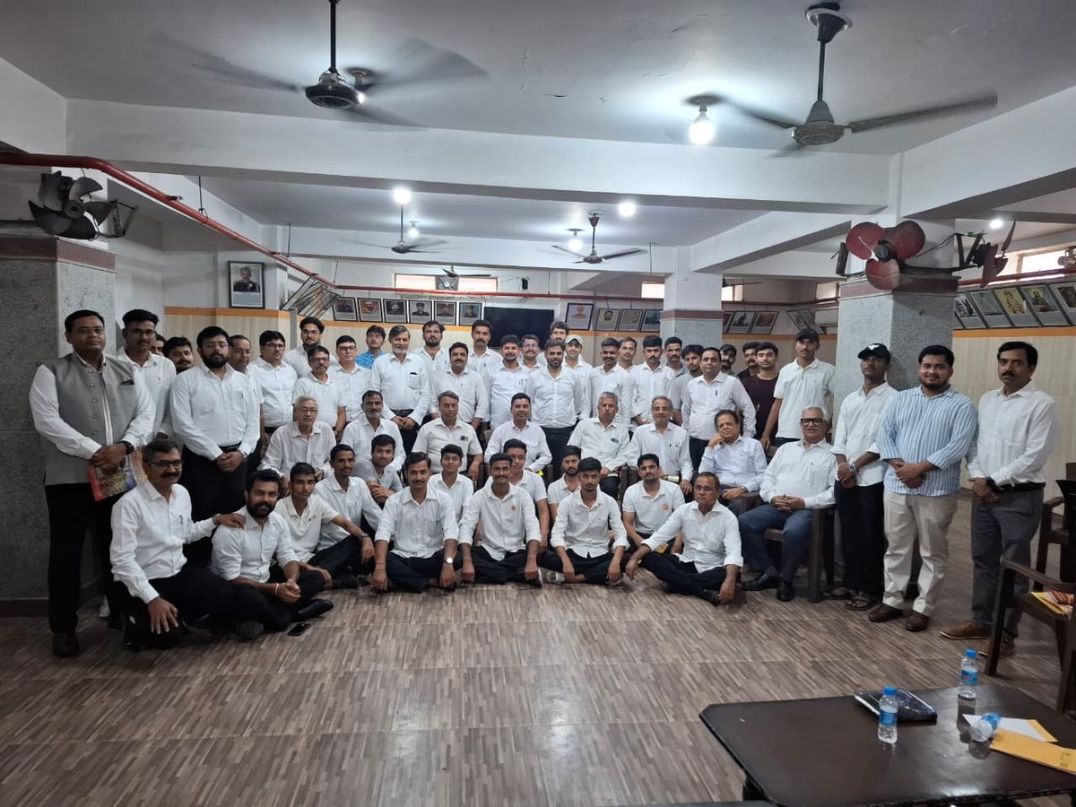shri_kys's tweet photo. दिल्ली (राष्ट्रीय राजधानी क्षेत्र) संभाग की कार्ययोजना बैठक सम्पन्न

श्री क्षत्रिय युवक संघ के दिल्ली (राष्ट्रीय राजधानी क्षेत्र) संभाग की वार्षिक कार्ययोजना बैठक 17 जुलाई को फरीदाबाद के सेक्टर - 8 में स्थित राजकुल संस्थान महाराणा प्रताप भवन में संपन्न हुई। 1/2 https://t.co/NujuIIRVgB