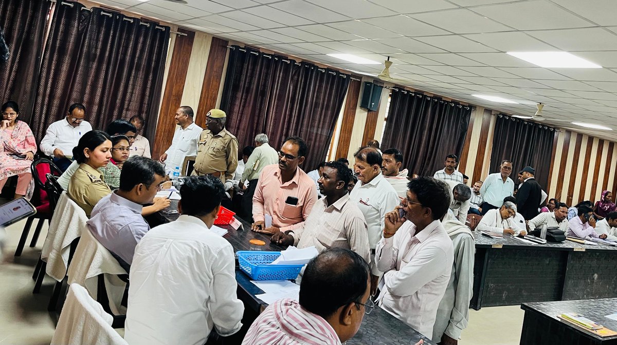deo_varanasi's tweet photo. जनपद के सभी तहसीलों में शनिवार को संपूर्ण समाधान दिवस का आयोजन किया गया। तहसील पिंडरा में सम्पूर्ण समाधान दिवस पर आए लोगों की समस्याओं को सुना और संबंधित अधिकारियों को आवश्यक दिशा-निर्देश दिए गए। 
@CMOfficeUP https://t.co/aTmZJlU8q7