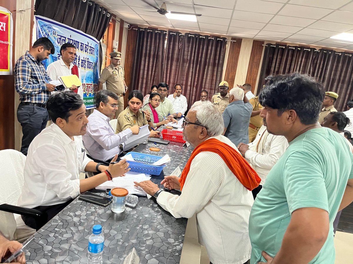 deo_varanasi's tweet photo. जनपद के सभी तहसीलों में शनिवार को संपूर्ण समाधान दिवस का आयोजन किया गया। तहसील पिंडरा में सम्पूर्ण समाधान दिवस पर आए लोगों की समस्याओं को सुना और संबंधित अधिकारियों को आवश्यक दिशा-निर्देश दिए गए। 
@CMOfficeUP https://t.co/aTmZJlU8q7