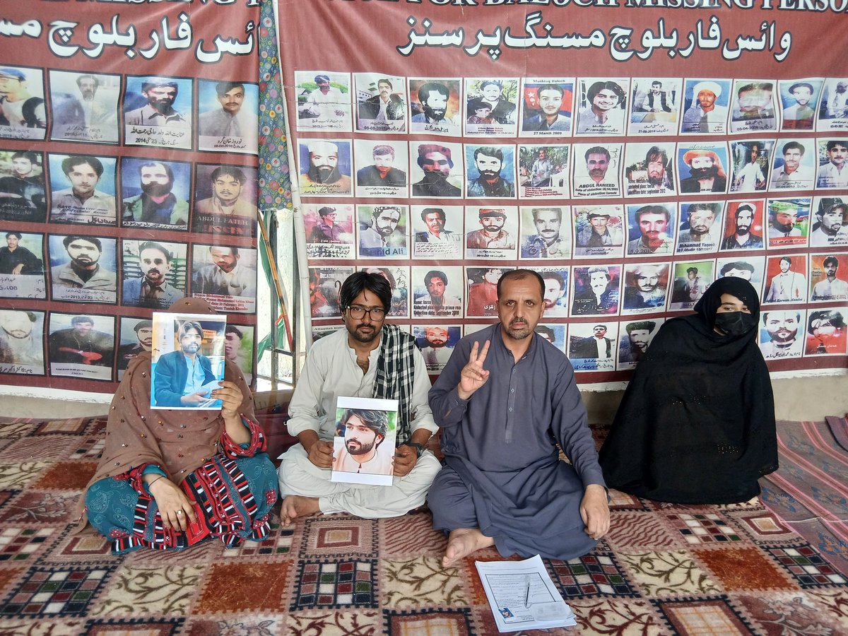 VBMP5's tweet photo. وی بی ایم پی کا احتجاجی کیمپ 6228ویں روز بھی جاری

جبری لاپتہ آصف بلوچ کےلواحقین نے کیمپ میں شرکت کرکے ان کے کیس کے کوائف جمع کرائے

آصف بلوچ کو 13 جولائی کو سمنگلی روڈ، کوئٹہ سےسیکورٹی فورسز نے جبری لاپتہ کردیا۔ VBMP نے انکی باحفاظت بازیابی کا مطالبہ کیا ہے

#ReleaseAsifBaloch https://t.co/Dn8MsD5Z6j