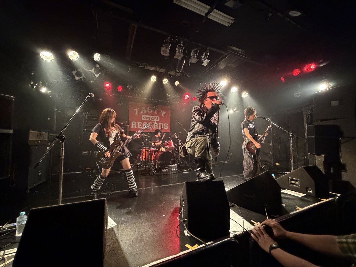 FH_daijirou's tweet photo. 本日の推し活
club SONIC iwakiにて
#いわき市
のNew Age Oi! Punk Band
GONGKONG その2

ボーカルのショウヤとお客さんとして最前列を陣取ったタケダはIWPで同じユニットに所属😎 https://t.co/xBzoIFsXm5