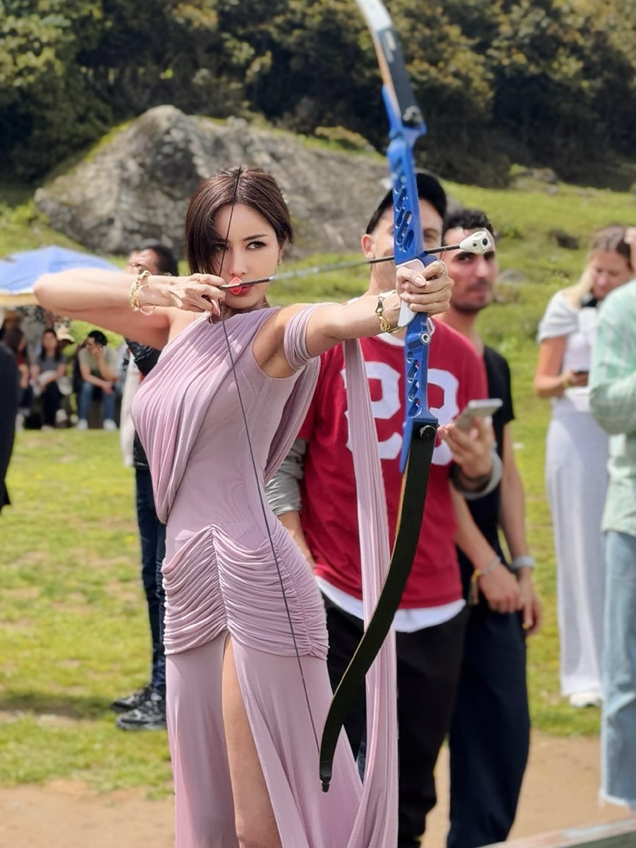 bbimarshmallow's tweet photo. Serving Artemis Goddess Aura 🏹🌙
#Luxsulax https://t.co/43yfMO77A2