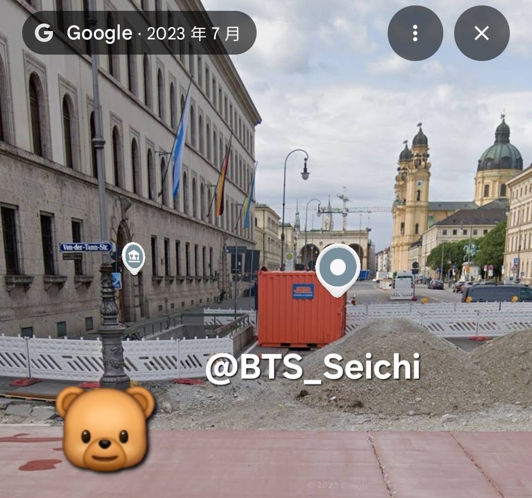 BTS_Seichi's tweet photo. 【推し活スポット紹介💜】
2026.7🇩🇪　🐻
📍場所：バイエルン州食品・農林・観光省の前
🔗マップ：https://t.co/Jk2lLGChJk
📝メモ
​​🐰を🐻が撮って、🐻を撮ってる人、後ろに見～つけた💜

公式　🐻IG
https://t.co/vfx3Oz9dla
 #V #BTS聖地巡礼 #ARMYと繋がりたい https://t.co/lQ4lhY1Kcd