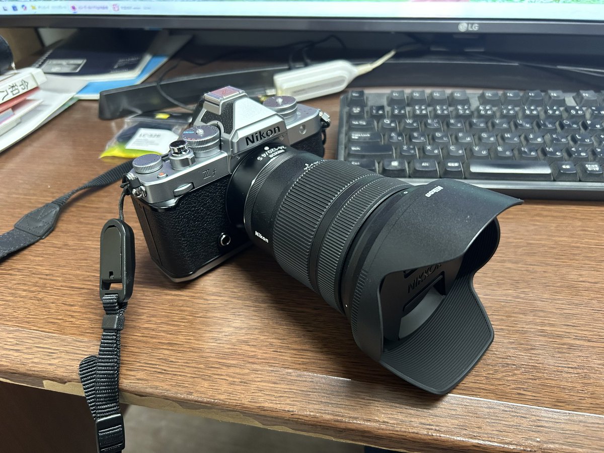 hamachi52867's tweet photo. 写真機NikonZfのバッテリーがなかなか充電完了せんが！
ユニックに積んどかな明日朝バタバタしたら忘れそう。
明日の発動機運転会では、自分の発動機は信頼のおける運転士が来るから放り投げといて、撮影班するねん！！
記録係はおもしろいで！！ https://t.co/xK38lvXXiS