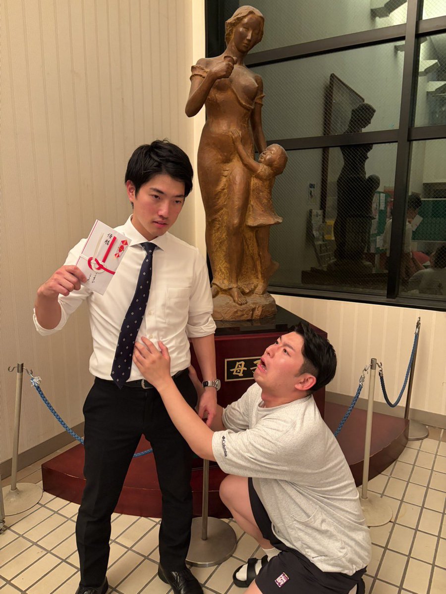 Hajisarashi16's tweet photo. ブンブンチャンプ2026 優勝

ご来場ありがとうございました。
運営・共演者の皆様も誠にありがとうございました。

「お笑いの大会で優勝」の目標が達成できて感慨無量です。 絶景百選の兄貴には世話になりっ放しです。

今後ともブンブンチャンプへのご愛顧とカンパをお願いいたします。 https://t.co/dTA20oruKB