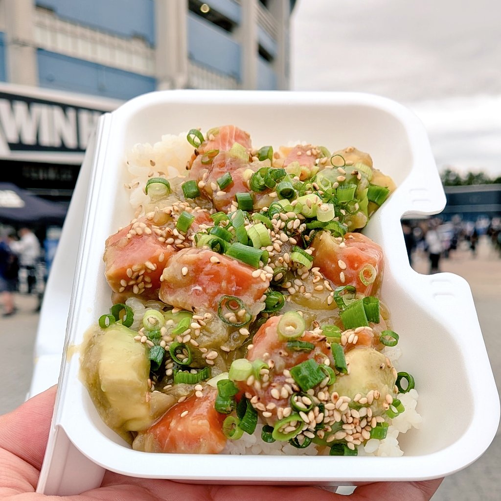 kyujo_meshitaro's tweet photo. 【メニュー】ハワイアンポケ丼
【球場】マリン
【販売店】nico's Kitchen キッチンカー
【価格】¥1600-
※7/20迄の出店

外周に襲来した破壊神。

旨味が脳内フラダンス。
ひと口でキマるサーモンの鮮度。
生アボカドに腰砕け。
噛みしめる幸せ。

ごっちゃし🎣

#野球場グルメ2026
#いただきマリン https://t.co/FqvEVgKzKw